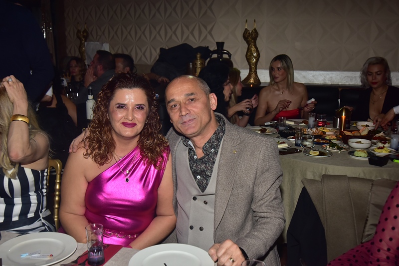 Saadet Ayd�n : Do�um Günü Mutlulu�unu Dostlar�yla Payla�t�